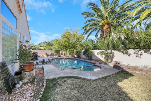 view of swimming pool featuring a yard