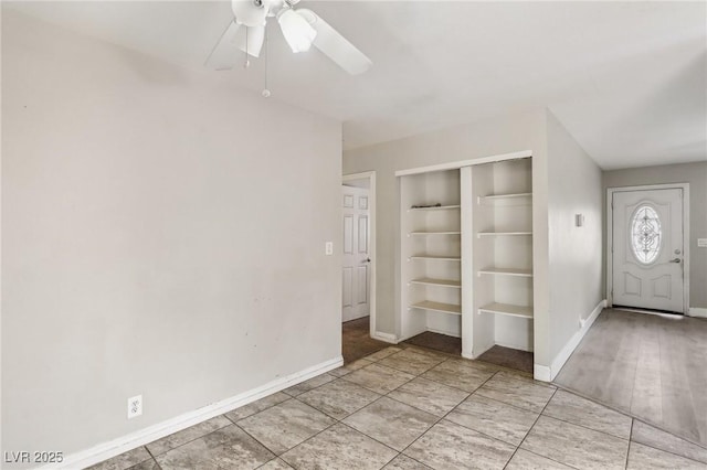 foyer entrance featuring light tile patterned floors and ceiling fan