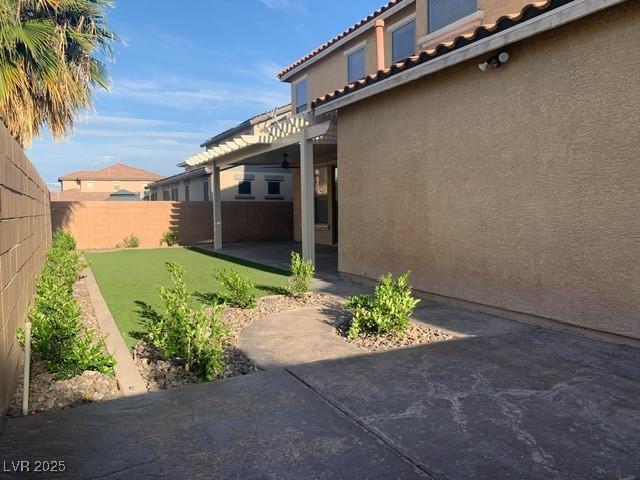 view of yard featuring a patio