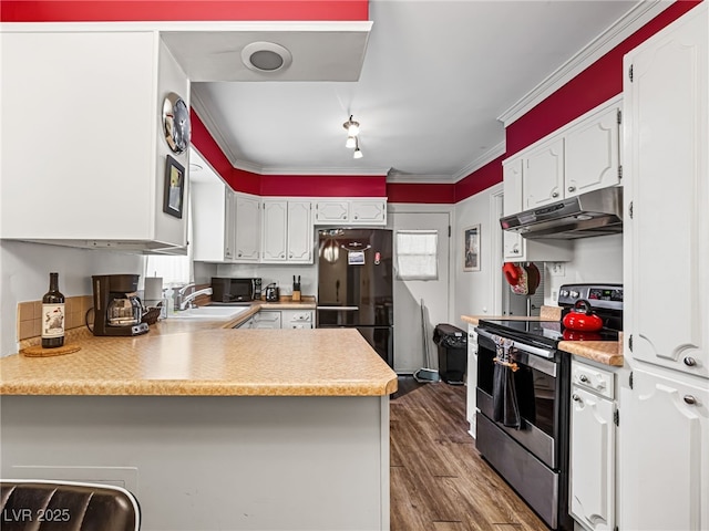 kitchen with electric stove, crown molding, white cabinets, black fridge, and kitchen peninsula