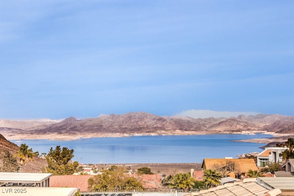 water view featuring a mountain view