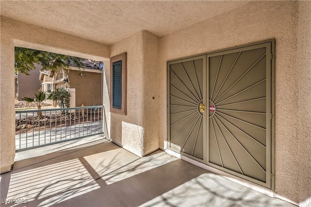 property entrance featuring a balcony