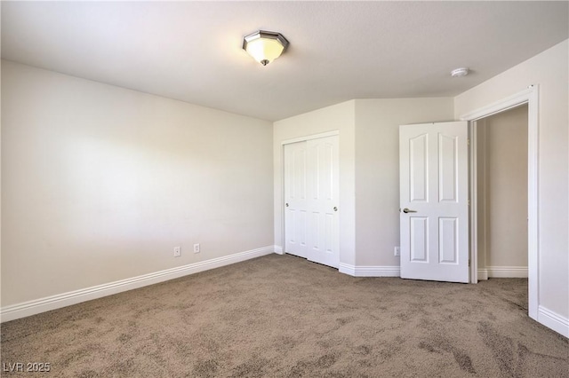 unfurnished bedroom with carpet flooring and a closet