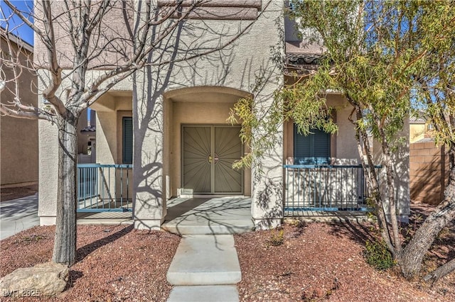 doorway to property featuring covered porch