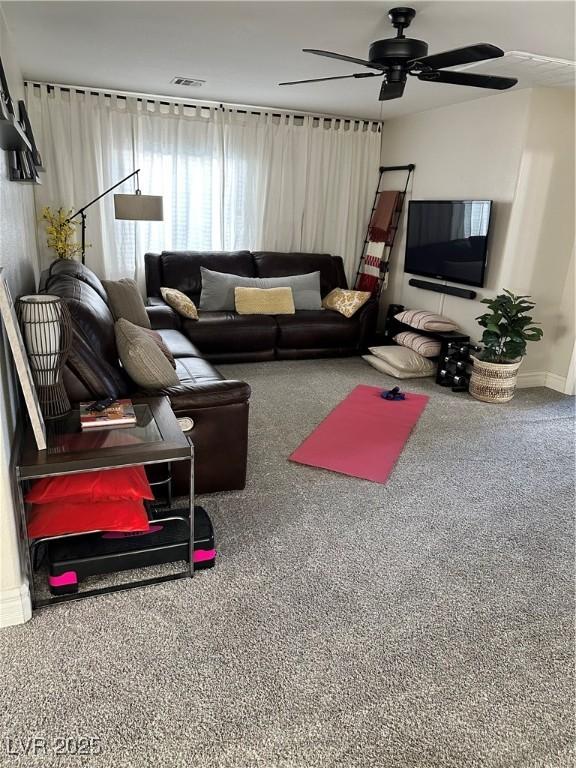 carpeted living room featuring ceiling fan