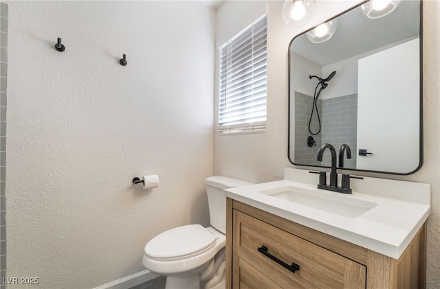 full bath with toilet, a textured wall, a tile shower, and vanity