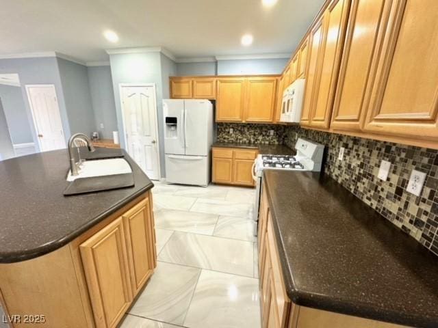 kitchen featuring crown molding, white appliances, sink, and a center island with sink