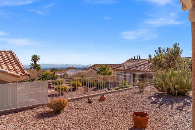 view of yard featuring a mountain view