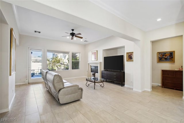 living area with baseboards, visible vents, ceiling fan, ornamental molding, and recessed lighting