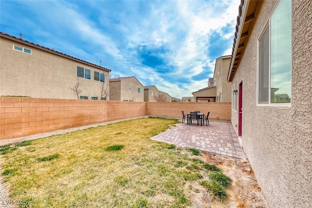 view of yard featuring a patio area