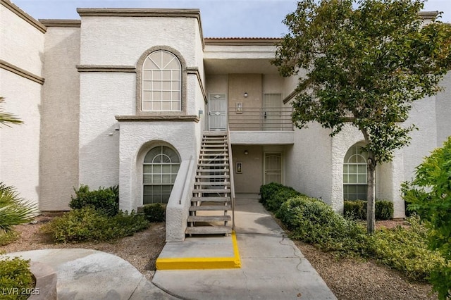 property entrance featuring a balcony