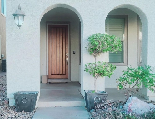 property entrance featuring stucco siding