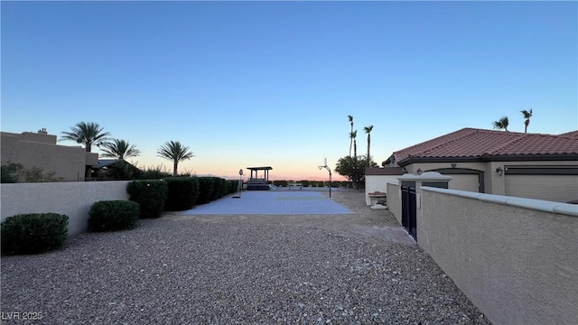 view of yard at dusk