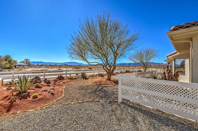 view of yard featuring a mountain view