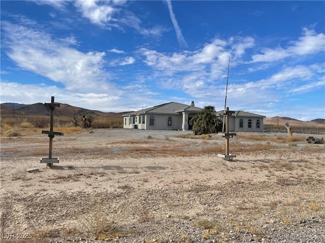 view of yard featuring a mountain view