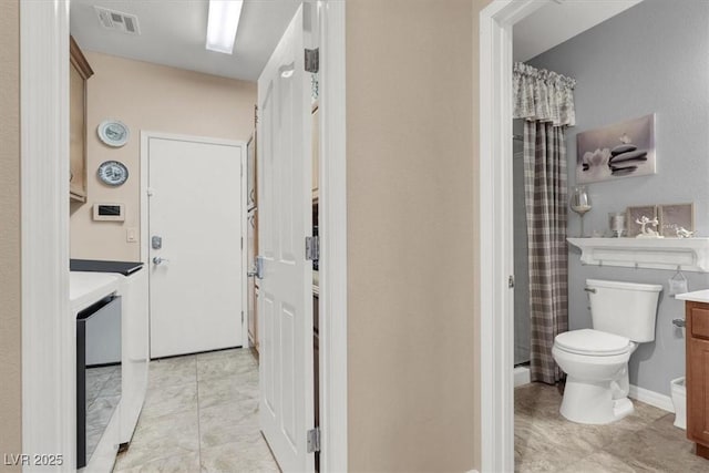 bathroom with a shower with curtain, vanity, and toilet