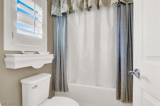 bathroom featuring shower / tub combo with curtain and toilet