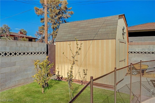 view of yard with a storage unit