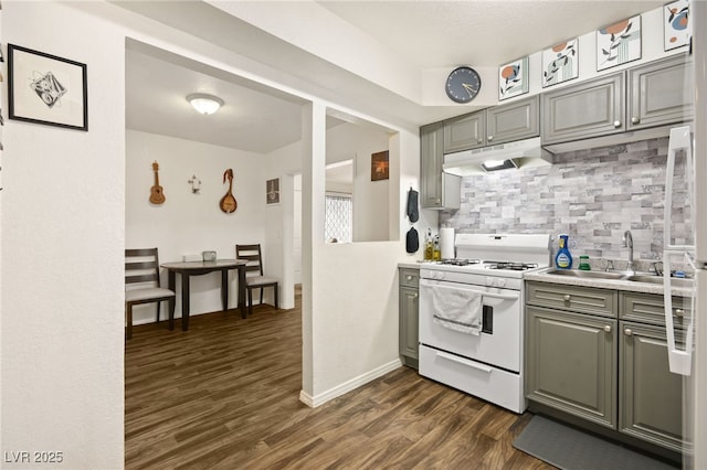 kitchen with dark wood-type flooring, sink, white gas stove, tasteful backsplash, and gray cabinets