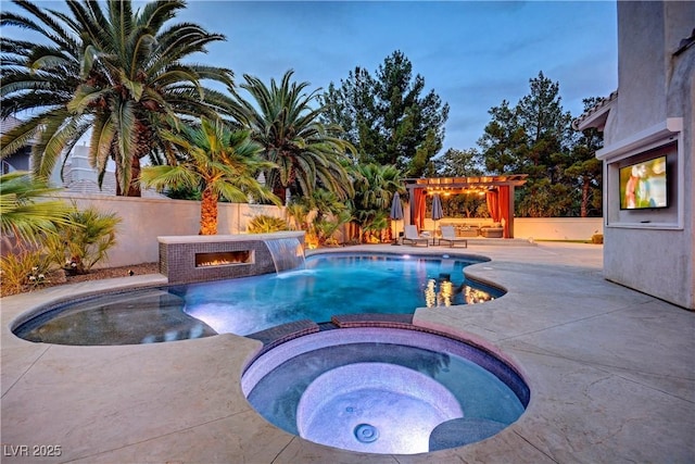 pool at dusk featuring an in ground hot tub, pool water feature, a patio, and a pergola