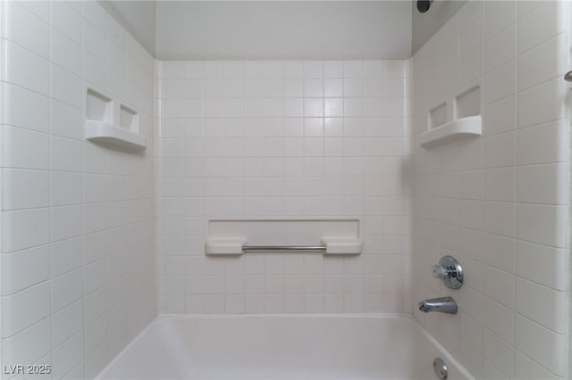 bathroom with tiled shower / bath