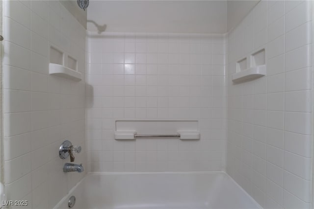 bathroom featuring tiled shower / bath