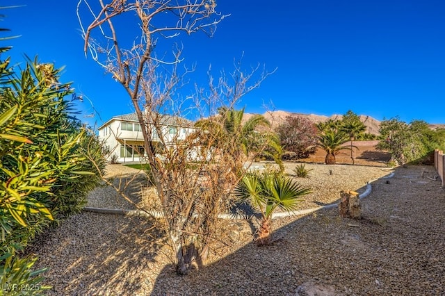 view of yard with a mountain view