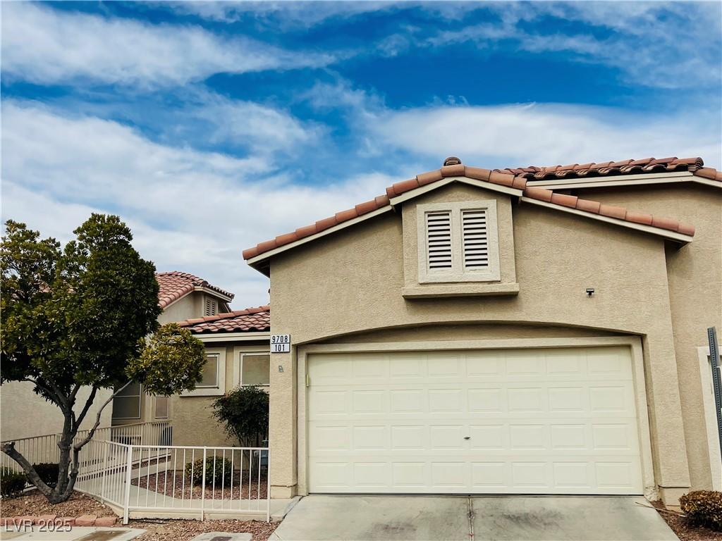 view of front of property featuring a garage