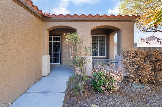 entrance to property featuring a patio