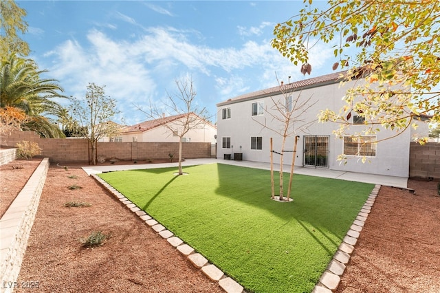 view of yard featuring a patio