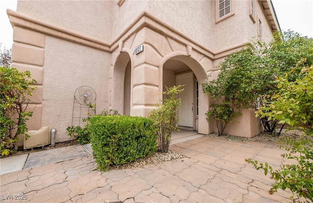 entrance to property with a patio