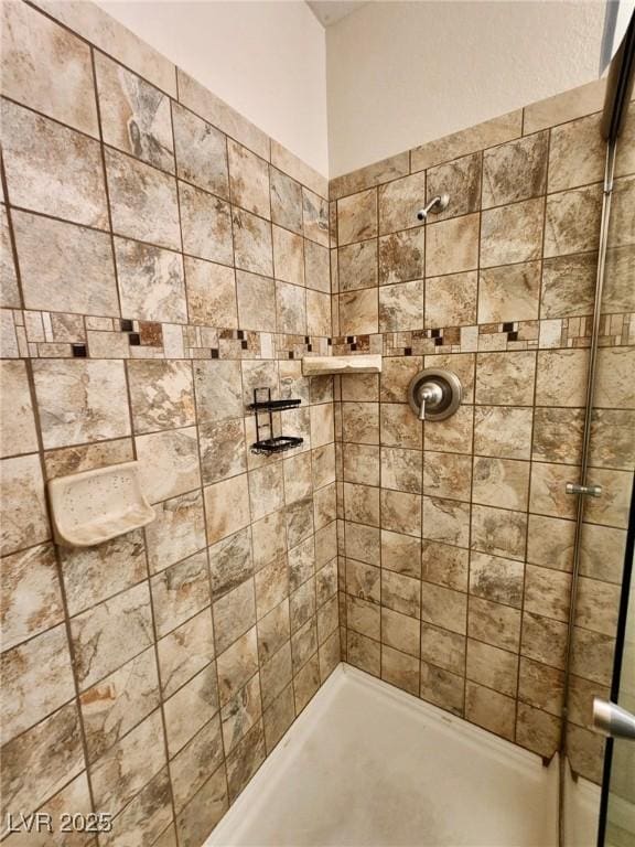 bathroom featuring tiled shower