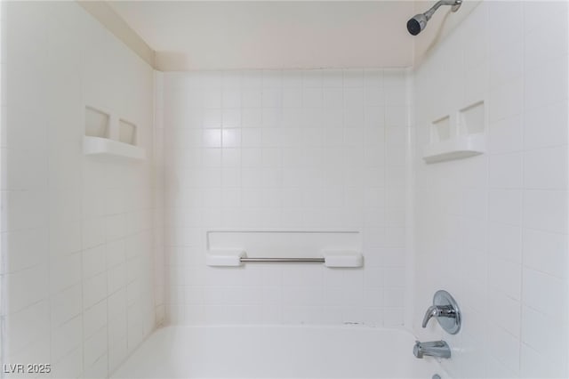 bathroom with tiled shower / bath