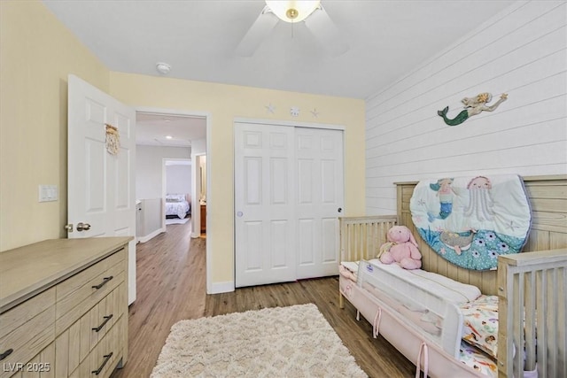 bedroom featuring dark hardwood / wood-style floors, ceiling fan, and a closet