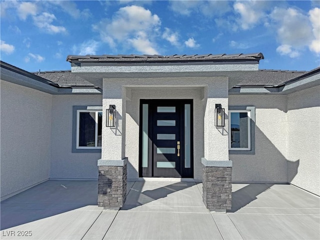 property entrance featuring stucco siding