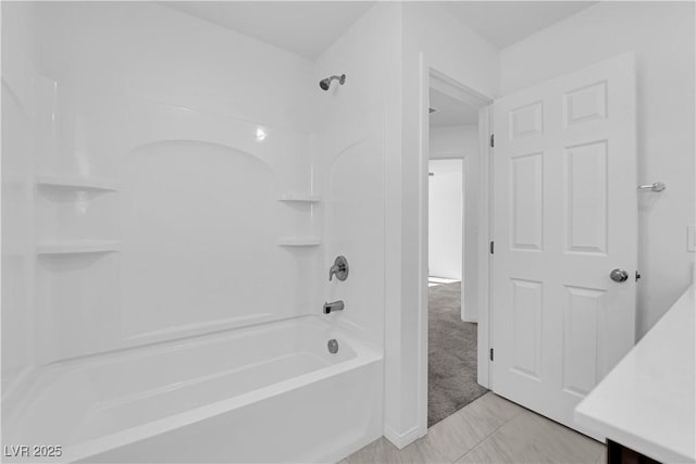 bathroom with bathtub / shower combination