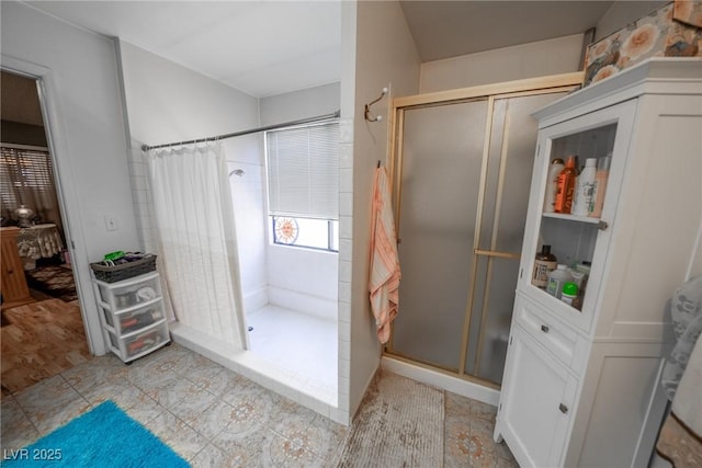 bathroom featuring a tile shower