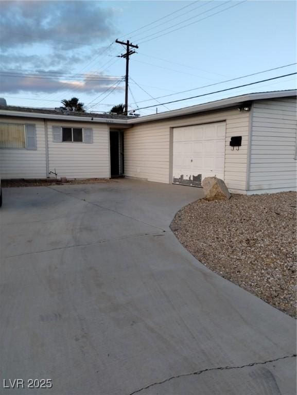 view of front facade featuring a garage