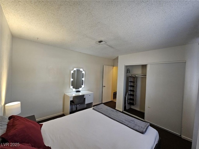 bedroom featuring a textured ceiling and a closet