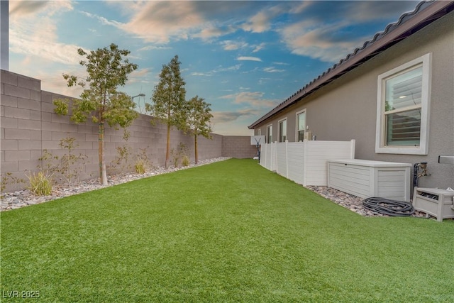 view of yard at dusk