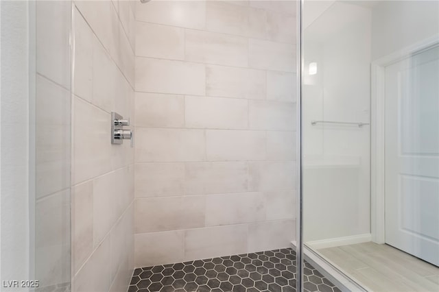 bathroom featuring tiled shower