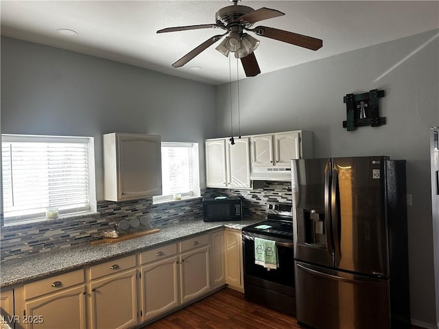 kitchen featuring plenty of natural light, electric stove, backsplash, and stainless steel fridge with ice dispenser