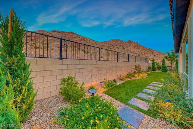 view of yard featuring a mountain view