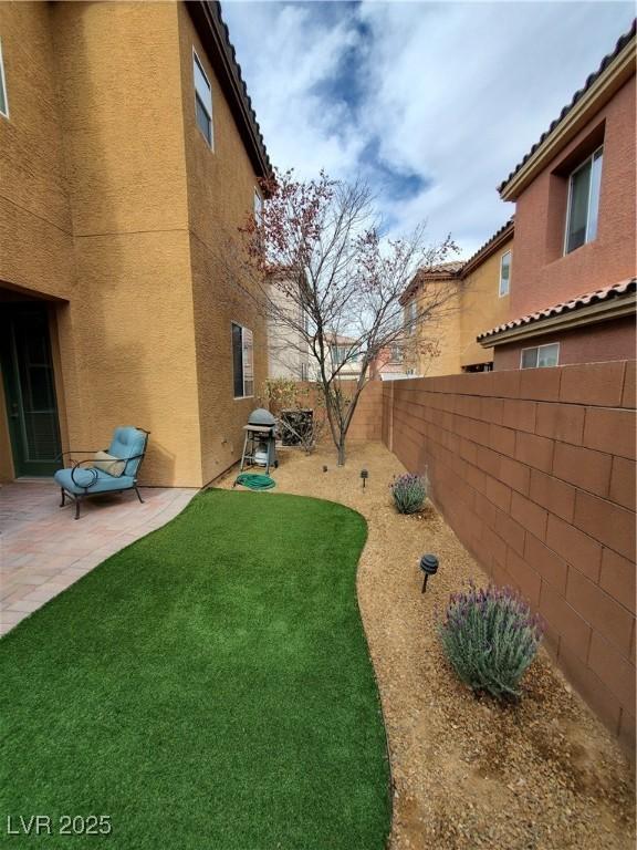 view of yard featuring a patio