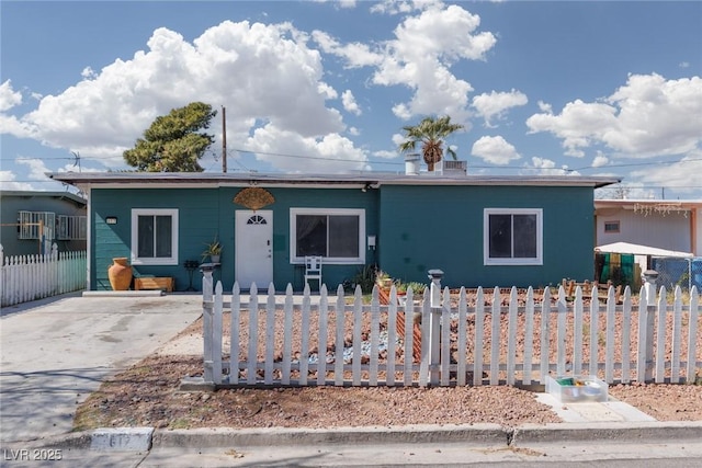 view of front facade featuring a fenced front yard