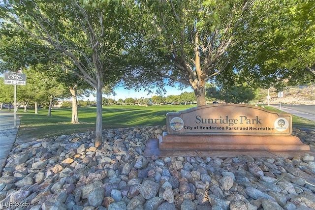 community / neighborhood sign featuring a lawn