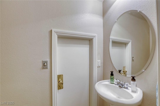 bathroom featuring sink