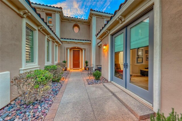 property entrance featuring a patio