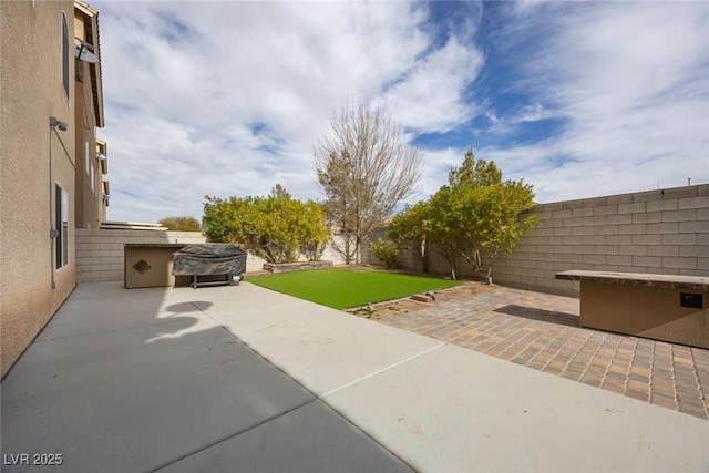 view of patio with an outdoor kitchen and grilling area