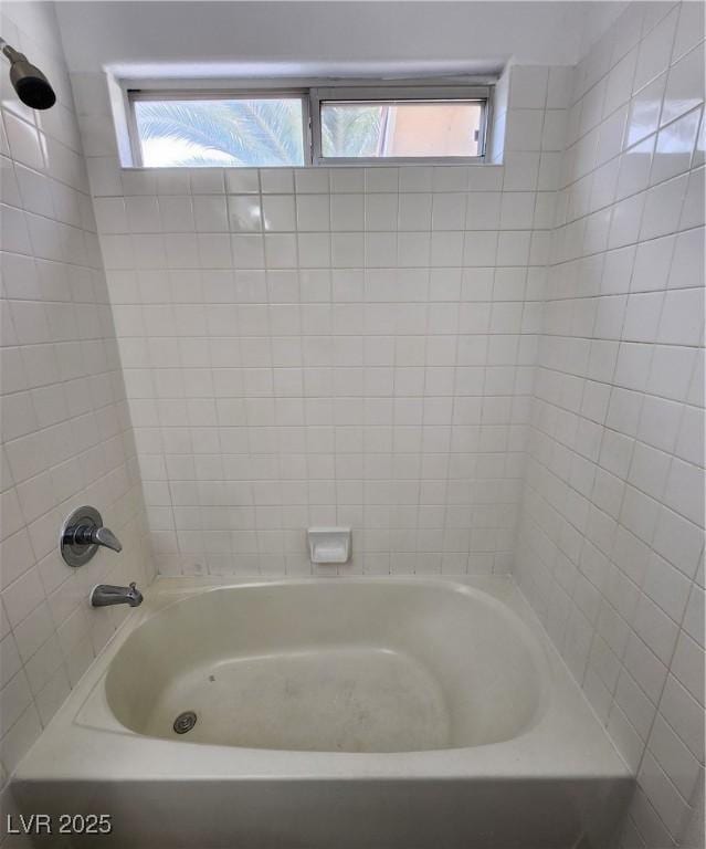 bathroom with tiled shower / bath